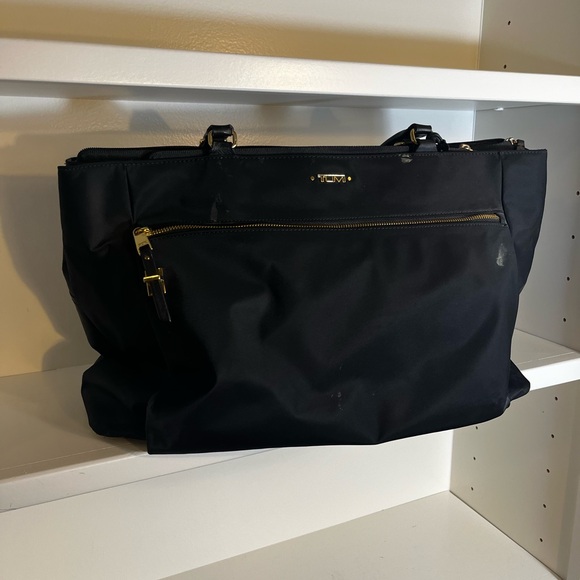 Tumi women’s computer-travel bag. Magnetic closures many organizing pockets. - Picture 3 of 9